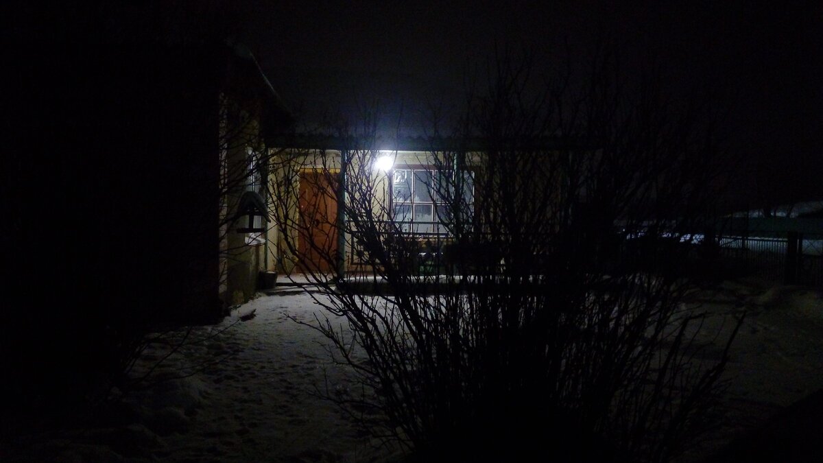 Знающие люди покупают дом ночью и зимой))