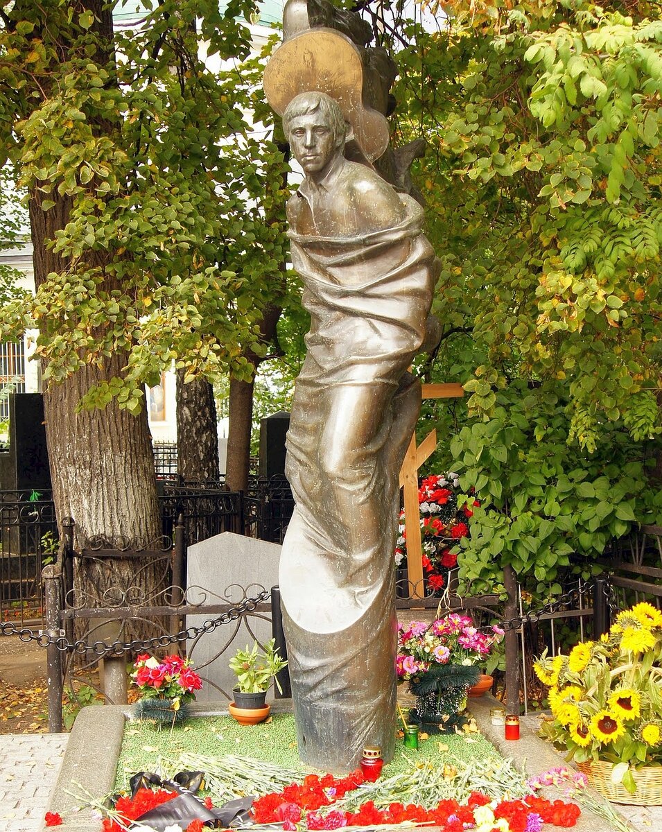Памятник на могиле Владимира Высоцкого 