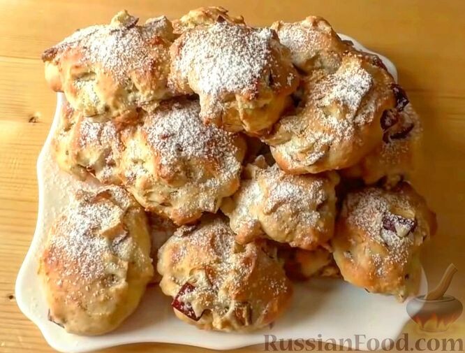 Простой и быстрый рецепт, который можно повторять хоть каждый день! Не надоест! Печенье получается мягким, с нежными кусочками яблок. Дети просто обожают! 
Продукты
Яблоки - 2 шт.
Яйца - 2 шт.
Сахар - 100 г
Масло сливочное (мягкое) - 100 г + для смазывания противня
Мука - 280 г + для посыпания противня
Разрыхлитель - 1 ч. ложка
Ванильный сахар - 1 ч. ложка
Соль - 1 щепотка
Пудра сахарная - по вкусу