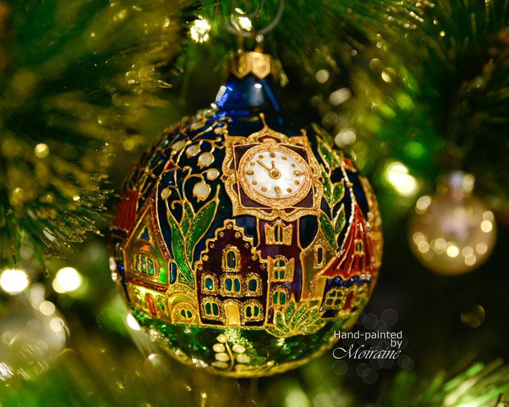 Стеклянный елочный шар "Площадь Картонных часов"