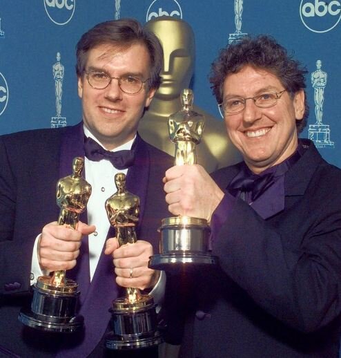 Гари Ридстром (слева) держит свои Оскары в номинациях "Лучший звук", "Лучший монтаж звука) за фильм "Спасти рядового Райана"