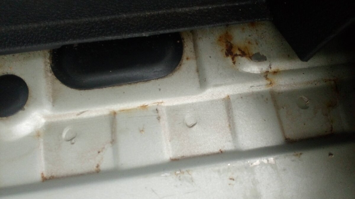 пол багажника 