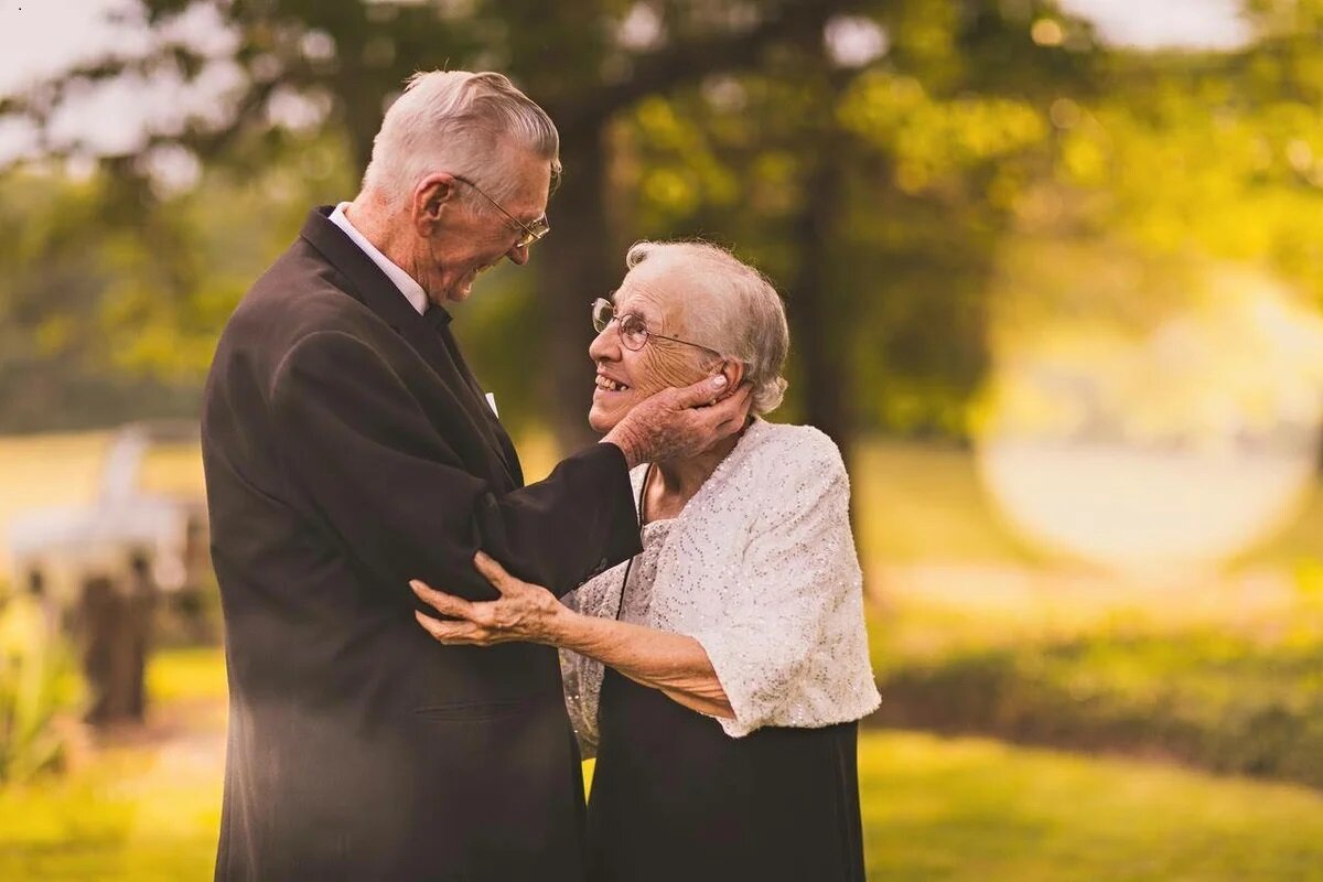 Супруги в старости. Влюбленные старики. Счастливые пожилые люди. Счастливая пара пожилых людей. Красивые старики.