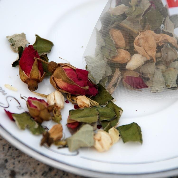 Сегодня опять не очень долго был дождь и ветер, но ветер был слабее, чем вчера. Даниелле в своём прогнозе обещала днём падение температуры на десять градусов. Это не мороз, а грудусов 5-7 тепла. Но ночью будет два торнадо. Довольно мерзкая погода. Правда, через день, опять станет тепло. Я полез в интернет и стал искать, когда было такое потепление на планете. Конечно не в Америке, она ещё не была открыта. Повышение температуры было отмечено археологами 6000 лет до нашей эры, тогда в аммосфере повысилось содержание углекислого газа на 2%. Людей на планете было не более пяти миллионов, никаких автомобилей и тепловых электростанций. Народ был тёмный и не развращён культурой, как сейчас. В Нью Йорке за 16 часов раскупили все туры на Валентинов День, думаете куда? На главный канализационный завод в районе Грин Поинт. Не ресторан, не шоколад, не цветы и не мороженное, а очистные сооружения мегаполиса, это современный шик влюблённых пар . 6000 лет до нашей эры народ из-за потепления начал покидать свои земли и скапливаться в Северной Африке. Так и появился Египет. Не современный и не времён Иисуса, но государство, как таковое. Сейчас в Сибири тает тундра и высвобождается углекислый газ. Государства уже сформированы по всей планете. В голове возникла мутная мысль, что нас всех ждёт новое переустройство и новые земли. Придётся менять границы государств. Кто-то потеряет свои земли под водой, а кто-то приобретёт вновь появившиеся. Это закономерный процесс. Это новая упорядоченность на планете. Древние называли это “рита”. Да, планета, как живое образование, изменяется по своим законам и никто их отменить не может. А что сделают люди? Первым делом кинутся искать на новых землях нефть и газ, а затем выпустят акции для привлечения инвесторов. Ничего в мире после потопа не изменится.
Я решил выйти на улицу и подышать перед сном свежим воздухом. Пришёл в японский садик в нашем дворе и сел на лавочку у пруда с золотыми рыбками. По случаю прохладной погоды и наступившей темноты, цветы лотоса были закрыты и находились почти у самого дна, а рыбки сбились в одну стайку, но не у водопада, а у трубы, стока, по которому вода возвращается в небольшой каскад прудов. Там для них горит лампочка. Зачем им нарушают сон, я не знаю, может таймер и отключит её позже. Сидел не очень долго, быстро замёрз и вернулся домой. Заварил чай из цветков лотоса, жасмина и розы, купленный в азиатском магазине и снова открыл интернет.
Примерно 600 лет до нашей эры появились писания древних, в которых говорилось о единстве человека и Природы. Люди пришли к мысли о необходимости осознанного существования в окружающем мире. Главное, это понять закон, понять “риту” по которому планета развивается. А что она развивается, сомнений уже не было. Писали и китайцы и индусы и Древние Греки. Пожалуй, только в Египте не было такой развитой собственной философии. Там всё было проще, страна жила разливами Нила и жила хорошо. Задумываться человека о своём месте в мире заставляет только плохое в жизни. Отсюда и появился Ветхий Завет. Плохого стало слишком много. Однако, как и до сего дня, Боги, пророки, герои мифов только упрощают понимание ситуации, но не исправляют её. Исправлять должен человек, даже не абстрактный, а я сам, должен быть хозяином своей жизни. Громко и шаблонно звучит, но это так и есть. Необходиммость осознанного существолвания известна давно, а самого такого существования нет и не было и не будет ещё очень долго. Все заняты конкретным делом, наживой, а надо поменять мировоззрение, понять глобализацию не в концепции прибыли корпораций, а в концепции выживания людей.
Обо мне вспоминают только накануне внесения платы за аренду жилья и платы за кредит автомобиля. В остальные дни я полностью предоставлен самому себе и это очень непривычная ситуация. С кем встречаться и когда и нужно ли мне это. Оказывается, что и не всё нужно, но есть обязательства перед обществом, в том числе и открыть заранее спортивный зал и приготовить всё для проведения занятий инвалидов. Увечные тоже хотят полноценно жить. Когда кто-то начинает вставать со своего кресла- каталки и делает шаг-другой, это радостное дело. У человека светятся глаза. Зубы сжаты, а глаза светятся.
Сейчас, мы сами Природу исправляем и сами портим, поэтому посмеиваемся над подвигами и Геракла и Самсона, снисходительно относимся к богу и его сыну. Играем в веру, при этом наполняем карманы священнослужителей. Давно уже манна и перепела не падали с неба, существуем за счёт своего труда, а не за счёт благословения небес. Все стали грамотными, с интернет ресурсами, но интеллектом, сравнимым с интеллектом Аристотеля, мало кто может похвастаться.
Как ни печально, но люди снова подошли к состоянию слабости ума и тела. Не отсутствию знаний, а слабости ума. Знаем мы много и много можем найти, но сами своей головой, увы, не работаем. Нас стало слишком много на планете и стали мешать друг другу, поэтому опять взялись за Веды, за Дао, одним словом, за самопознание своего места в гармонии мира. А гармония, это ничего лишнего. Значит, кого-то надо удалять. Каждый человек искренне считает, что не его, он нужен. Но гармония это не застывшее состояние, это процесс удаления. У каждого из нас свой путь в этом удалении.
Нет двух одинаковых жизней, есть одинаковый карьерный рос. Нет двух одинаковых камней или рыбок в пруду. Мы можем сделать пруд и запустить рыбок, даже можем сделать искусственное море, можем повернуть реки вспять, сорвать первый куш прибыли, а потом расплачиваться десятилетиями за глупую идею. Бросим убыточные города и посёлки и построим другие. А в города призраки будем возить туристов, которые будут там за небольшую плату намывать золотой песок.
Чтобы этого не было, человек должен размышлять и созерцать. А у кого на это есть время и знания? И уж только единицы будут пытаться отождествить себя с Природой. За три тысячи лет не насчитать и десятка таких людей. Предсказателей будущего и интернет психологов сейчас, что собак бродячих. Никто отвественности не несёт. Да её и не может быть. Будущее имеет вероятностный механизм, а ответственноть, вероятностной быть не может. Поэтому в прошлом шарлатанам иногда рубили голову, бывало и хорошим людям, со знаниями, что земля вертится. А сейчас проще, хочешь обругай в своём комментарии, а не хочешь, не открывай его страницу на Фейсбуке. Прошлым должны заниматься историки. Подготовленные для этого люди, а занимаются политики, люди не подготовленные ни к чему, кроме лжи. Однако их ложь имеет вес в обществе и в хорошо оплачиваемые политологи пробиться трудно.
Большая часть прошлого, это чужое прошлое, которое нам вдалбливают, под видом знания. А своё прошлое мы быстро забываем, хотя личный опыт наиважнейший из всех общественно значимых опытов. Перед смертью мемуары напишем и соберём денежку на достойное прощание на кладбище. Грош цена всем мемуарам, если решение надо принимать каждый день и каждый раз в новых условиях. Чужой опыт, это развлечение на досуге и не более.
Смотрел, как двигаются рыбки в пруду, пруд маленький, а они друг другу не мешают и не дерутся из-за корма и всплыло в голове понятие “дхарма”. Это совокупность норм и правил, которые надо соблюдать для поддержания порядка во Вселенной. Кто эти нормы сейчас знает и сколько людей их придерживалось в прошлом? Основатели этой философии, из числа которых до нас дошло имён пять-десять, остальные шарлатаны, которые не учат своих учеников, а собирают месячную дань за посещение занятий или оплату отдельных занятий. Их сотни тысяч, их больше, чем священнослужителей и политиков, вместе взятых. Прискорбно, я тоже в числе шарлатанов, поскольку не нашёл своего места в жизни. Я не в гармонии ни с роднёй, ни с работодателями, ни с политиками и даже не с дворовыми собаками. Сам по себе, интеллектуальный “шатун”, даже не медведь. Итак, Природа имеет риту, а мы имеем дхарму, но всё делаем из принципа получения прибыли, последствия оставляем детям.
Я стараюсь жить настоящим моментом, поскольку завтра или через час, всё станет другим. Каким? Я не знаю. Я отдаю себе отчёт в том, что мои непосредственные действия не должны выводить меня из состояния имеющейся свободы и некоторой гармонии в обществе. Я написал слово “некоторой”, поскольку задача всех людей так или иначе, вывести меня из состояния “просветления”. Они не задумываются ни о чём, кроме материальной стороны дела и не дают мне об этом забыть. Это не умышленно, так поступает весь современный мир, он на этом построен. Еду на машине и вдруг вижу на приборной панели сигнал, что бензина осталось на 50 миль. Заправок полно, через каждые 2-3 мили, но свернул на ту, где у меня есть скидка в 3 цента за галлон. Заправился, 50 центов экономии и полная потеря состояния нирваны. А так приятно было ехать и размышлять о своём месте в мироздании при мелькании дорожных фонарей и встречных фар, при приятном потоке воздуха, через недавно поставленный фильтр, когда на улице всего пять градусов тепла. И так, в предательстве самого себя, проходят годы жизни. Правда, приехав домой, переоднешься в буддйскую адвенту-асану, и будешь сам себе морочить голову. Но лучше так, чем её морочить будут другие. Я теряю бестолку годы жизни, которые не вернуть. Это самое страшное наказание, невозвратимость времени жизни, а не от ворот поворот от Архангела при входе в Рай.