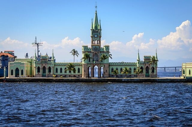 Центральный фасад замка Илха-Фискал с 20-ти метровой башней с часами 