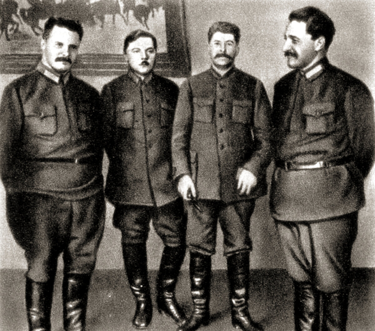 Фрунзе слева, Сталин в центре.