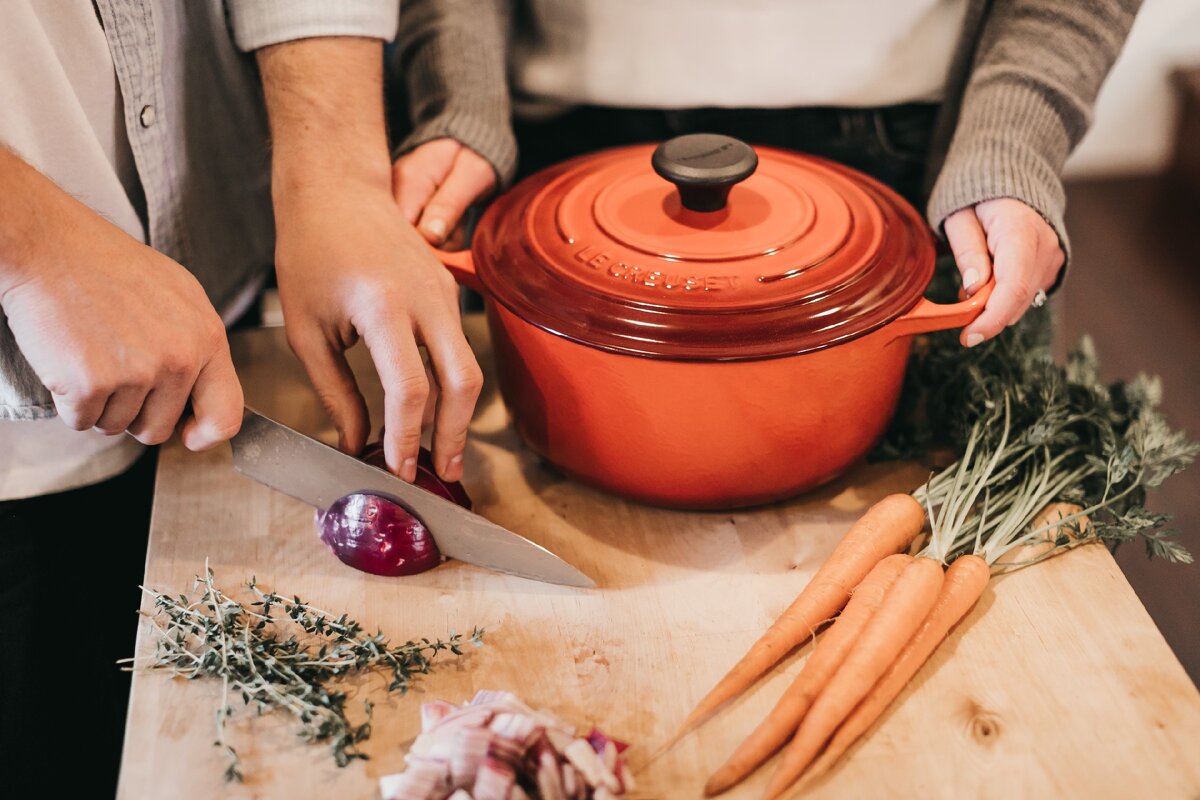 Мужчины тоже готовят (Photo by Becca Tapert on Unsplash)