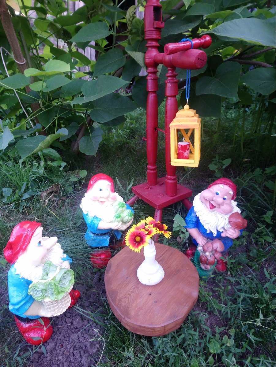 Несут на обеденный стол кушанья.