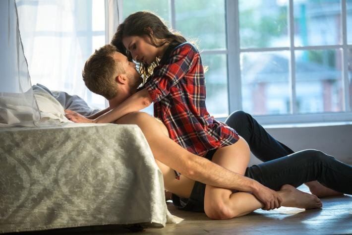 Секстинг: зачем люди отправляют друг другу интимные фотографии