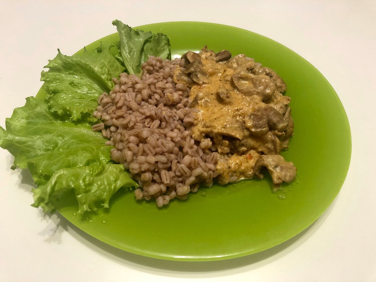 Вот, например, мой ужин. Тушеные куриные пупки с перловкой