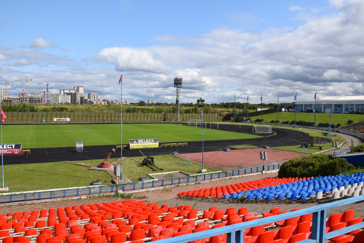 Я договорился с охраной, чтобы нас пропустили через стадион - сейчас он на реконструкции