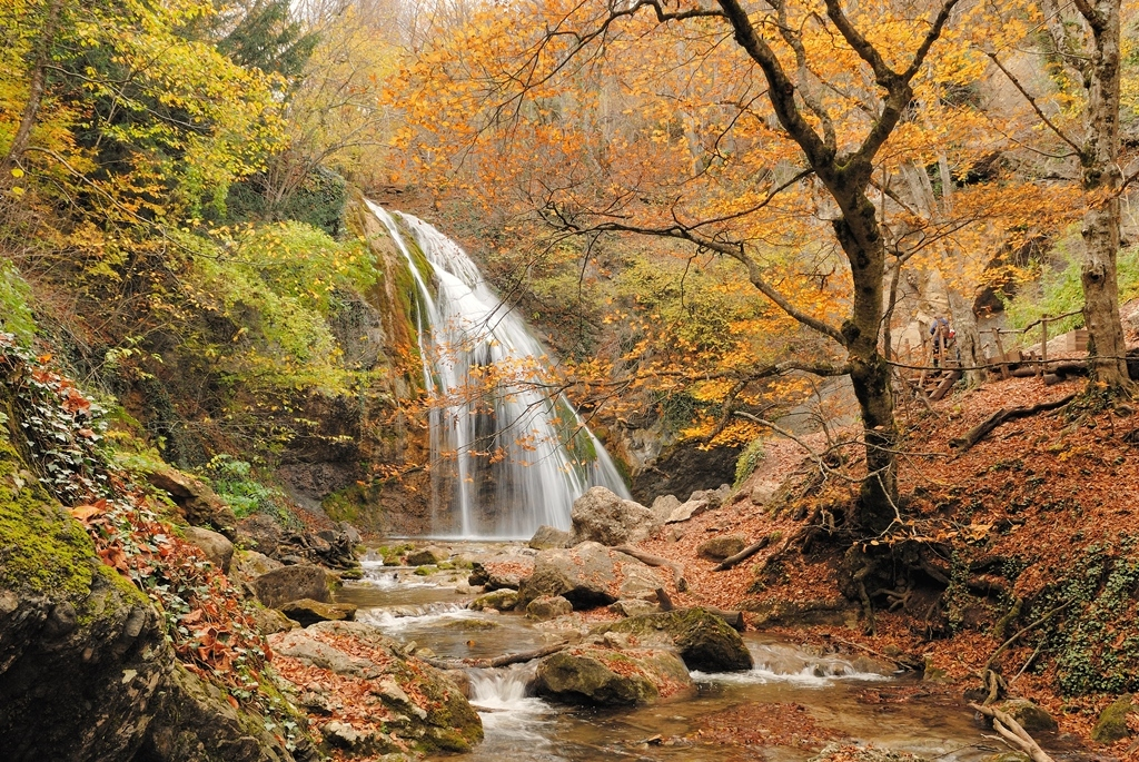 Водопад джур джур. Джур Джур осенью. Осенний водопад Джур-Джур. Водопад Джур-Джур (село Генеральское). Водопад Джур Джур осень.