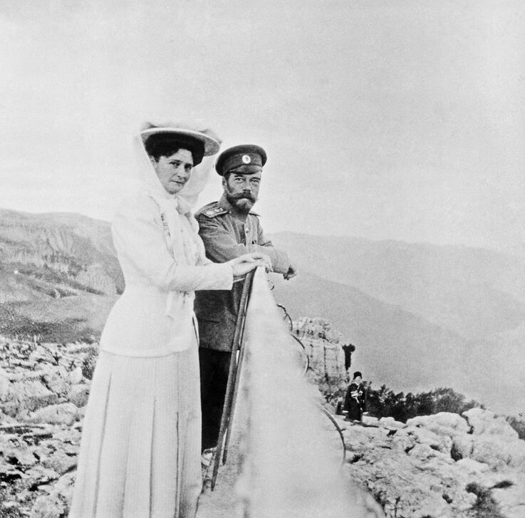 Император Николай II и императрица Александра Федоровна на горе Ай-Петри, 1909 год
