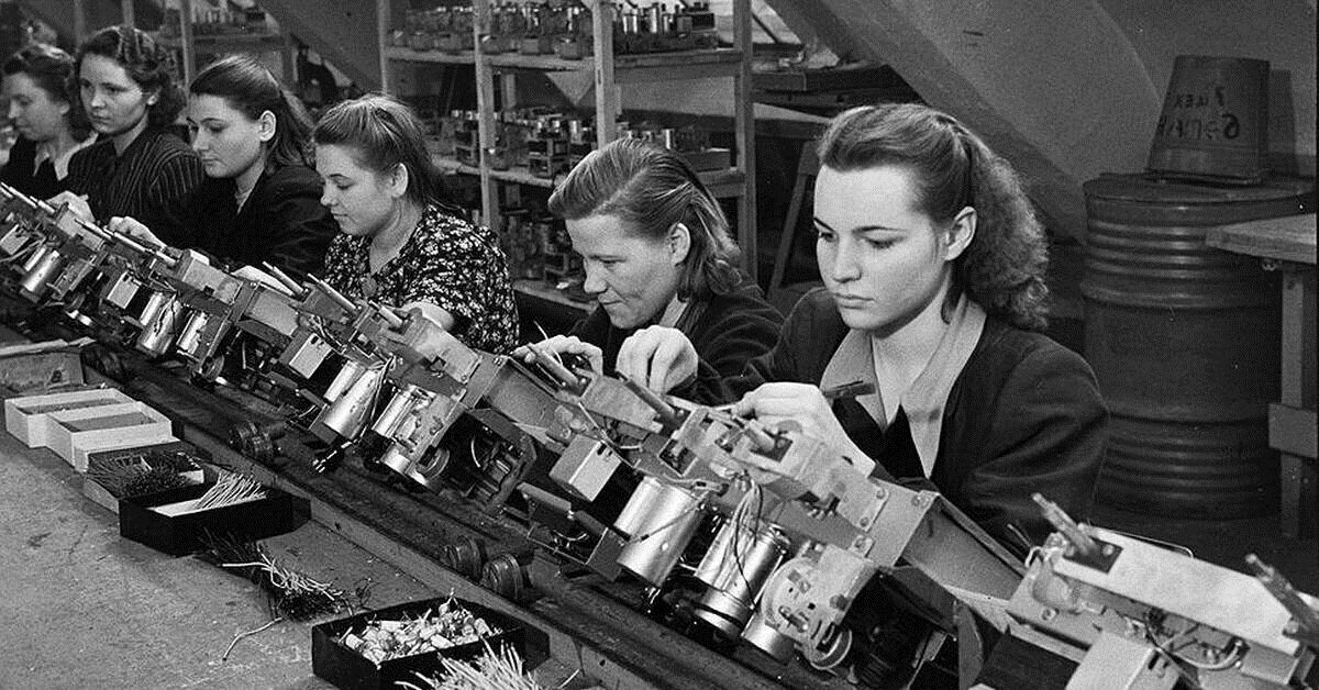 Советские женщины за работой
