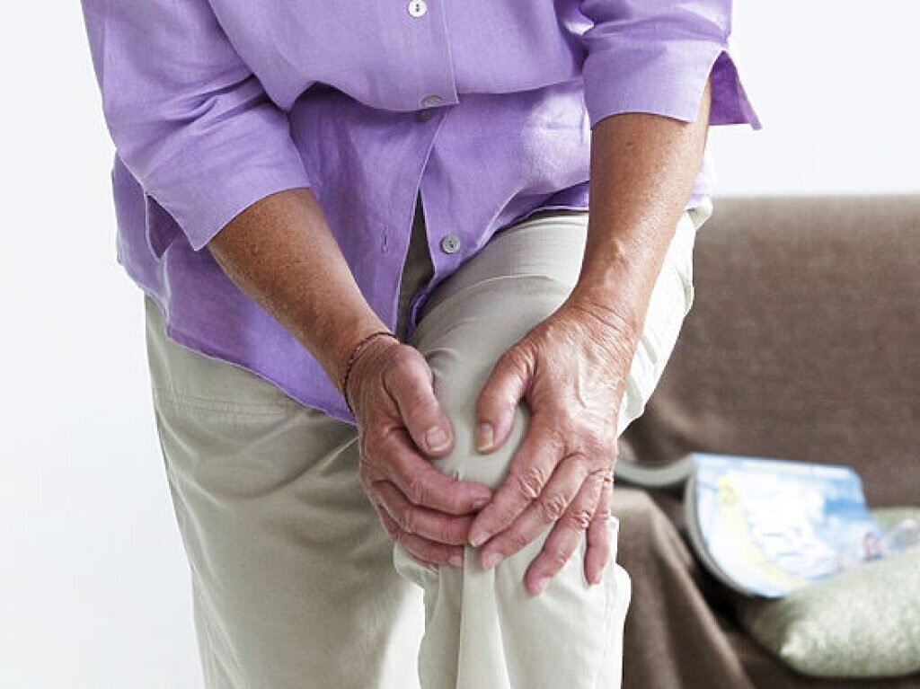 Лечение боли в коленях у пожилых людей. Боль в суставах. Больные суставы у пожилых. Пенсионер больные суставы.