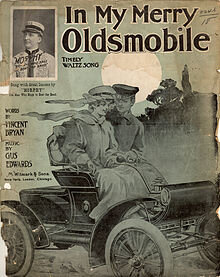 В моём восхитительном Олдсмобиле. Песенник, показывающий автомобиль Oldsmobile Curved Dash (выпускавшийся в 1901—1907 гг.) и одежду для вождения