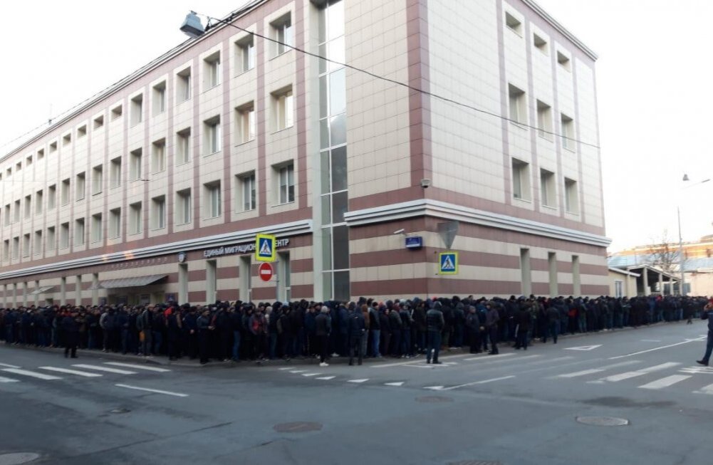 Очередь мигрантов в ЕЦД. Фото из ВК О. Капитанова