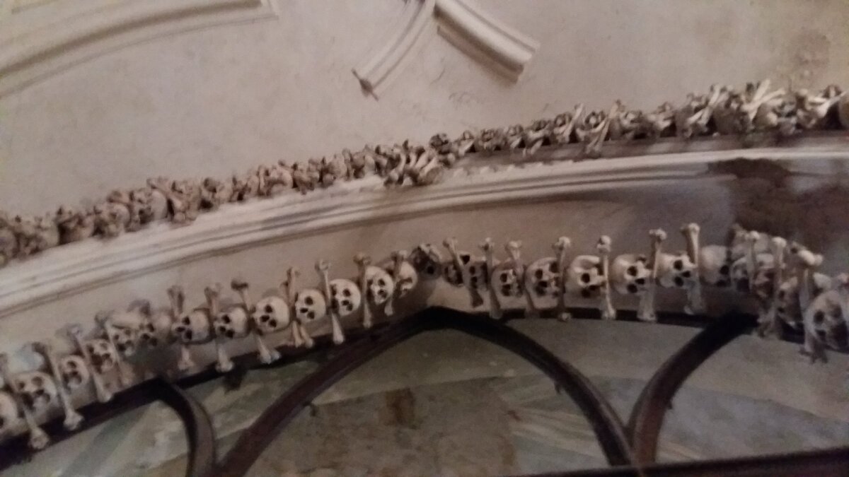 Часть оформления костницы (не очень удачное фото на телефон)