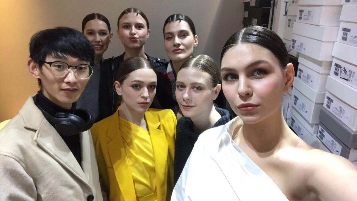 Заграницей работает много русскоговорящих моделей, которые смогут помочь с английским языком на первых парах, но лучше рассчитывать только на свои силы