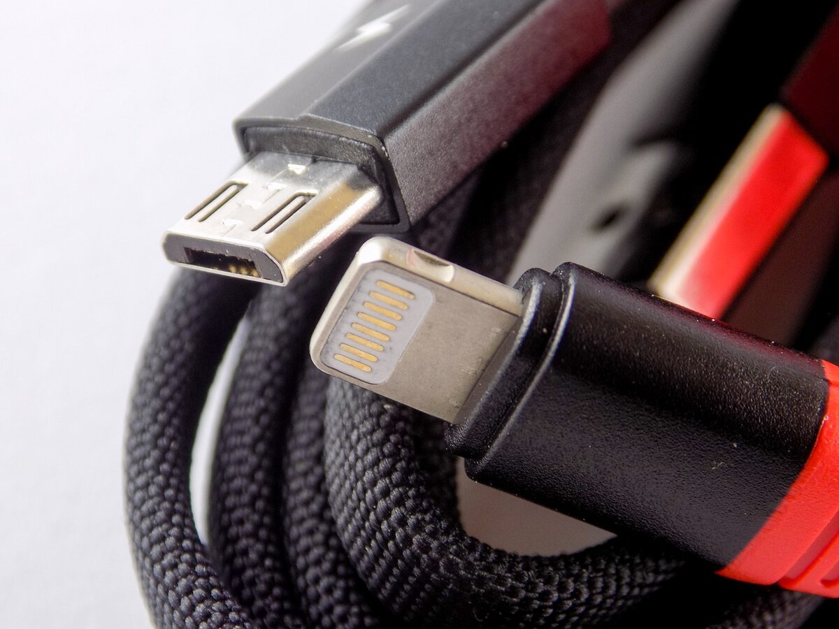 https://pixabay.com/photos/cable-cables-the-cord-technology-4498748/