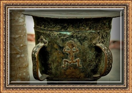 Донгшонский барабан из бронзы...