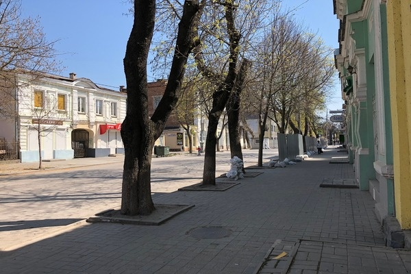 Пустые улицы Таганрога. Ни людей, ни машин и магазины закрыты. Фото автора 10.04.20 