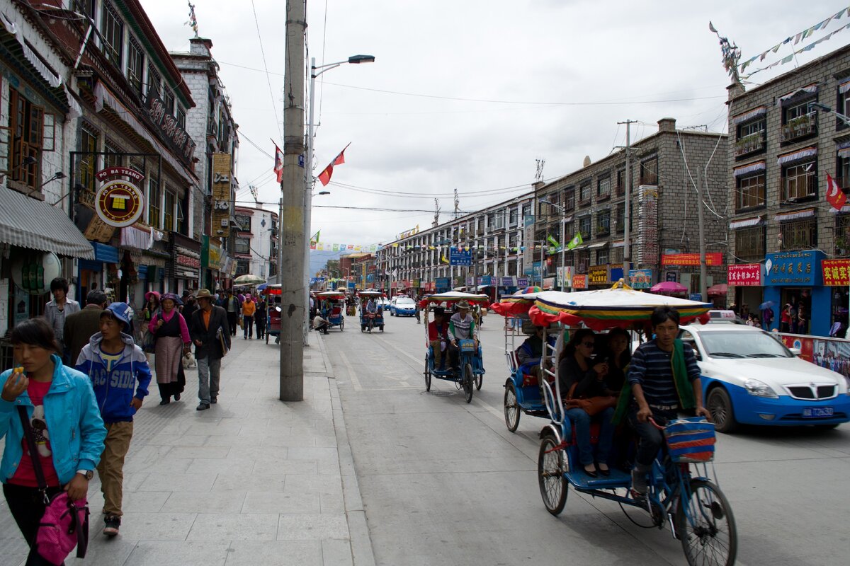Старый город уже не очень старый, китайцы большинство домов перестроили
