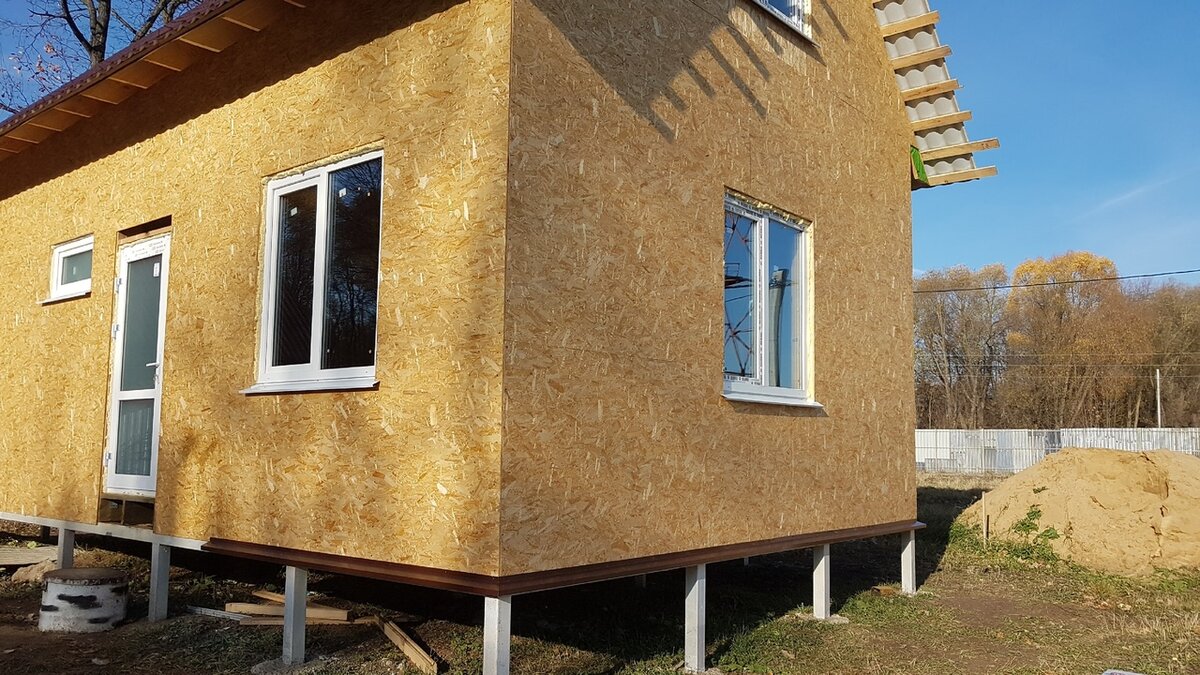 Так выглядел дом без облицовки, только начали обкручивать отливы по периметру внизу.