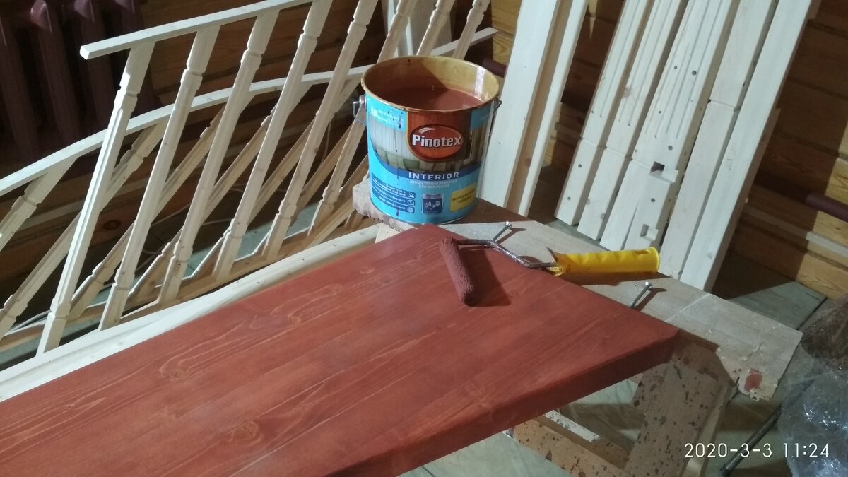 Покраска маслом деревянной лестницы внутри дома. | Rubio Monocoat Россия