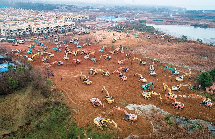 Начало!31 декабря 2019 года в китайском городе Ухань началась вспышка пневмонии. Десятки людей оказывались в больнице со схожими симптомами: повышенная температура, кашель, затрудненное дыхание. Состояние у них было как при обычной пневмонии, только в более острой форме. Возбудителем заболевания оказался неизвестный ранее коронавирус – впоследствии ему дали название COVID-19.