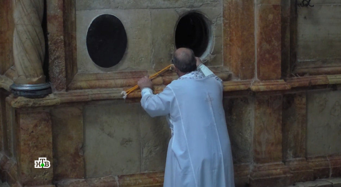 Гонец напрягается. Вначале 5-ой минуты он что-то обсуждает с Патриархом, и начинается движуха!