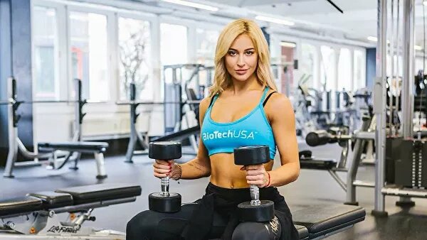 19:00 21.04.2020  Мастер спорта России по художественной гимнастике и победительница престижного турнира Arnold Classic USA (2017) в категории фитнес-бикини Екатерина Лаптева показала эффективные упражнения, которые помогут укрепить мышцы ног и ягодиц в домашних условиях.По словам чемпионки, для круговой тренировки понадобятся только вес собственного тела и стул.1Выпады с шагом назад — 20 повторений на каждую ногу;2Пистолет: приседаем на стул, слегка касаясь его ягодицами; вес тела смещен на рабочую ногу. Выполняем 15-20 повторений;3Махи ногой с опорой на стул: спина прямая, подъем на выдохе (в верхней точке задерживаем), работают только ягодичные мышцы — не менее 20 повторений. 