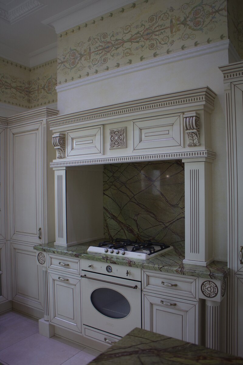 Цветовое решение широкого бордюра из фрески согласовано с цветом камня