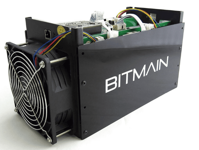 майнер от известной китайской компании Bitmain. ASIC - Application Specific Integrated Circuit, по русски - интегральная схема специального назначения. Именно такое узкоспециализированное оборудование используется для майнинга биткоина, после сильного усложнения кода со временем, превращается в груду гудящего железа. Обычный ПК даже самый мощный не способен на выполнение таких сложных вычислений. Это как добывать золото с помощью детской лопатки.