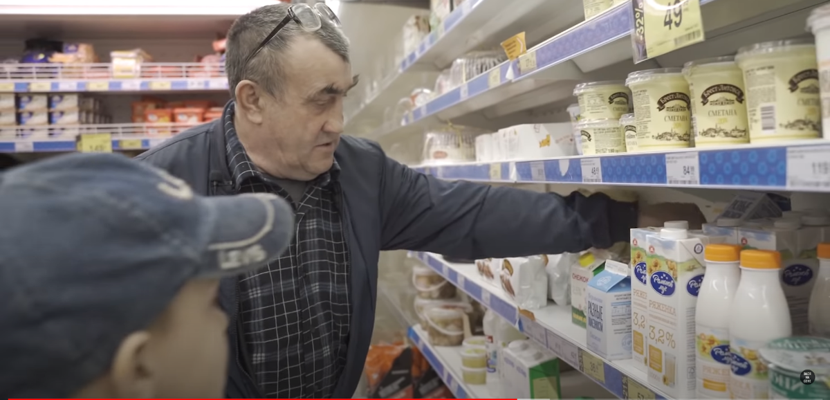 Василий покупает Александру продукты.