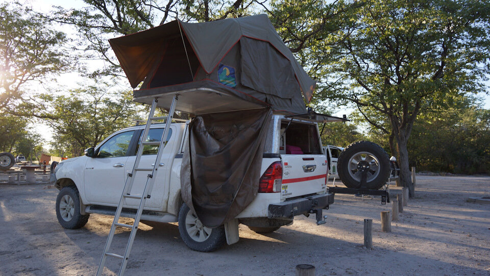 Шикарный пикап во внедорожном обвесе с палаткой. Намибия