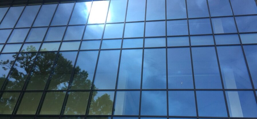 Витраж из алюминиевого фасадного профиля