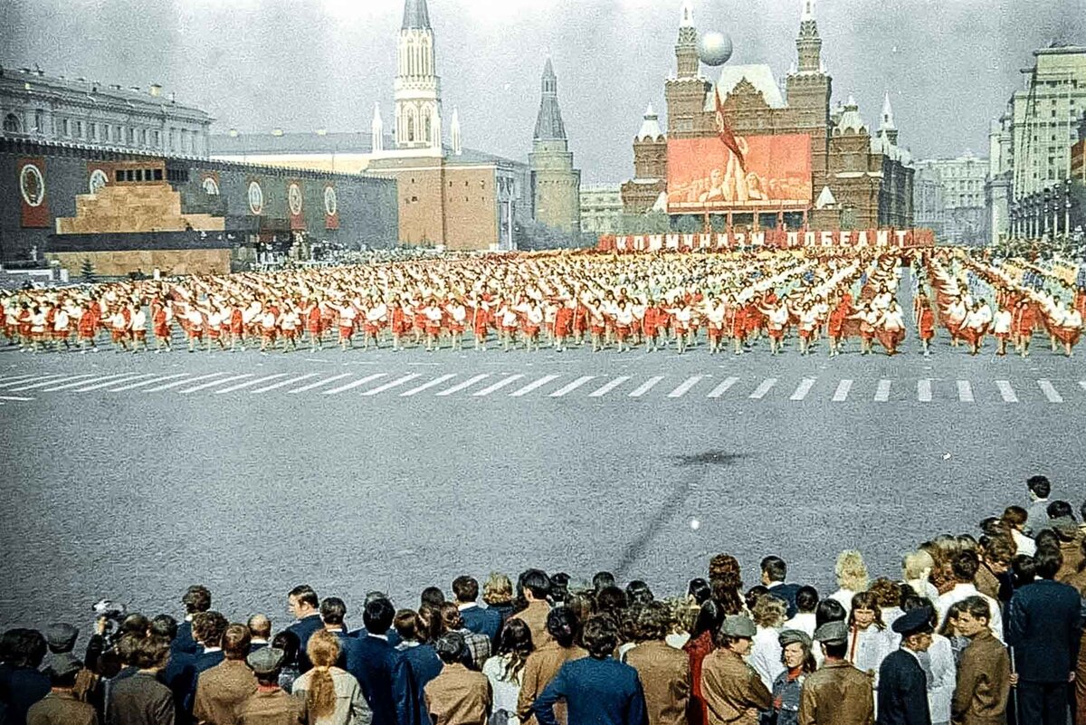 Праздники в ссср. Первомай на красной площади СССР. Первомайская демонстрация в СССР 70е Воронеж. Первомай 1959 Москва. Первомайская демонстрация 1960.