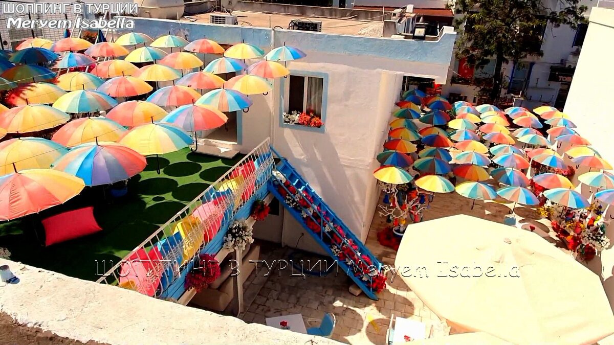 Отель просто утопает в цветах. Это вид с крыши. Две зоны отдыха.