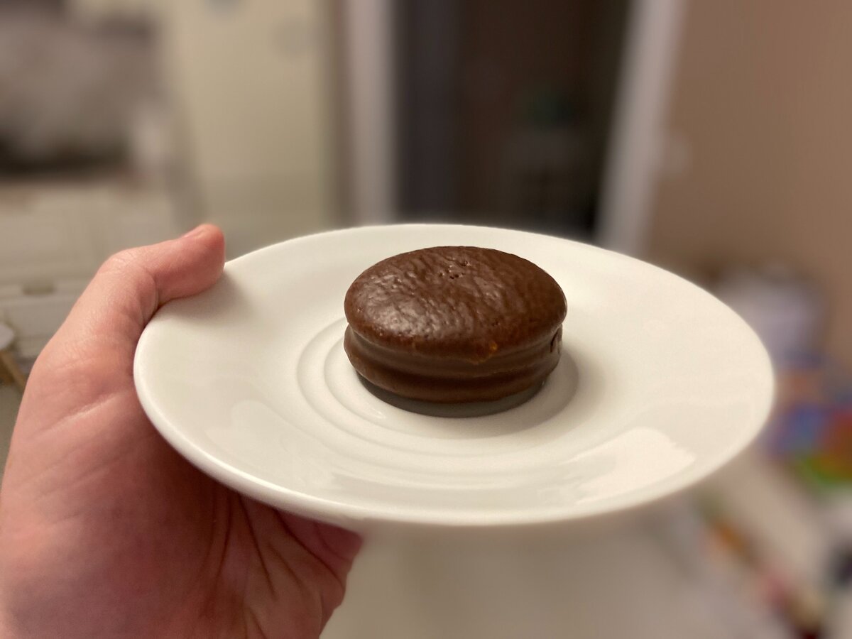 Открыл для себя секрет знаменитого десерта «Чоко Пай»: его надо засунуть в микроволновку. Показываю, что получилось