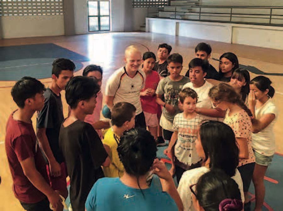 Робин Краусс в день молодежи в спортивном зале открывает 
двери для Евангелия в школах.