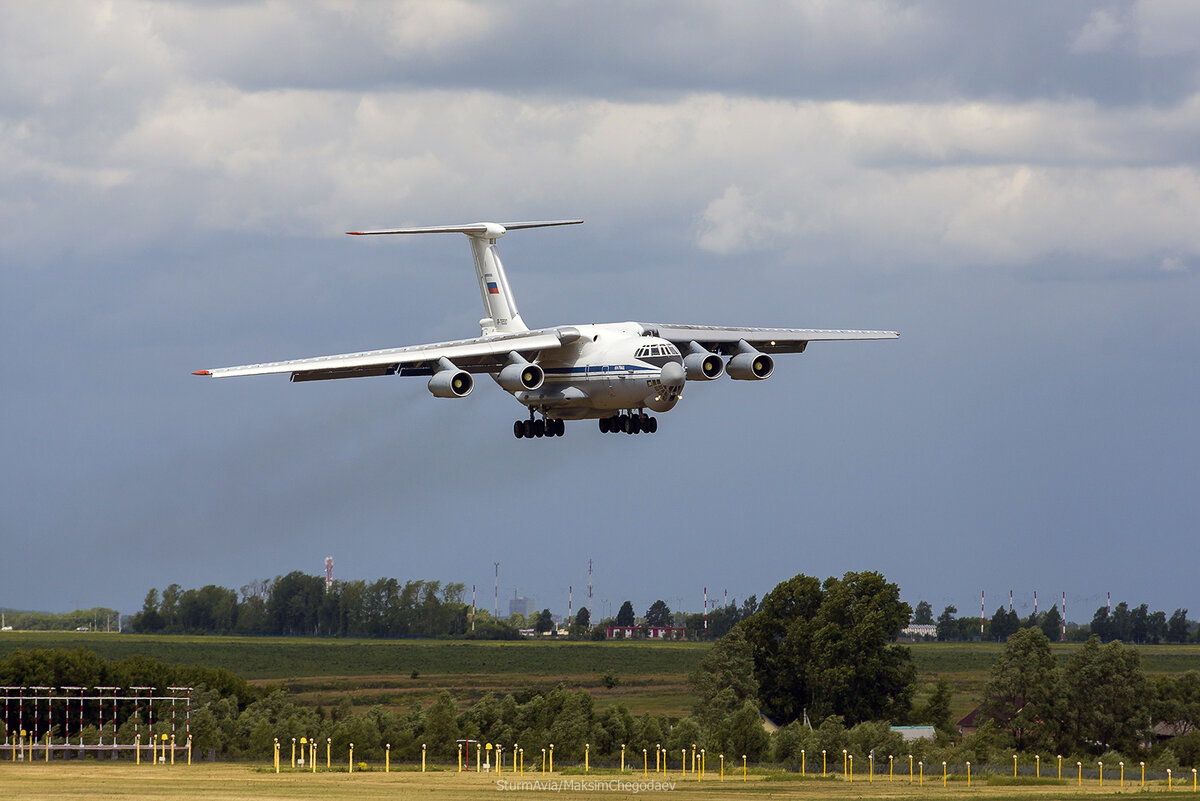 Первым прилетел ИЛ-76МД RF-76530 ВВС РФ. 