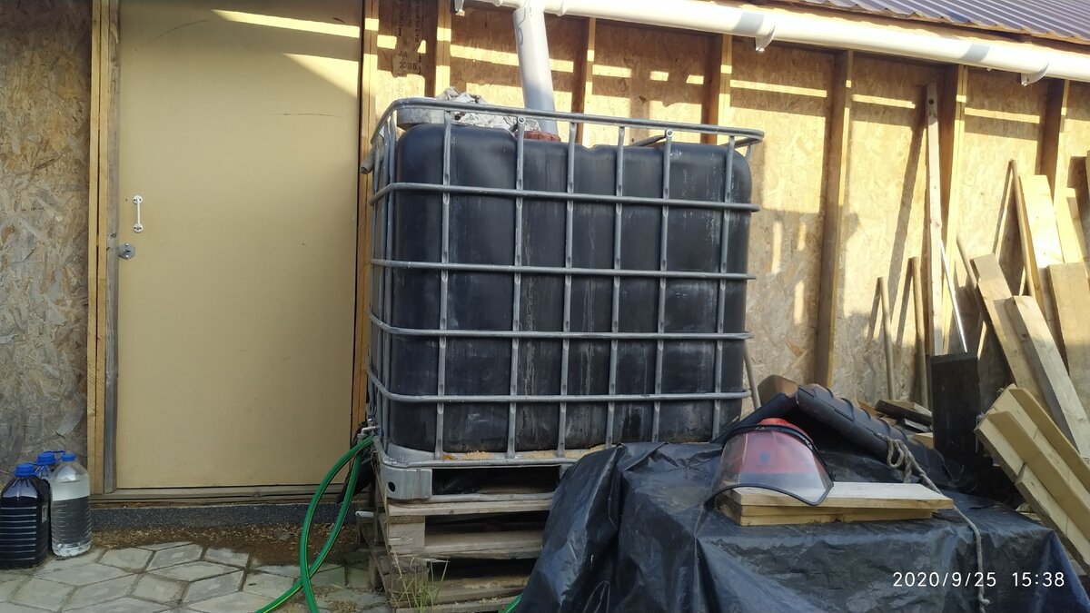 Эта же стена сарая и куб сегодня