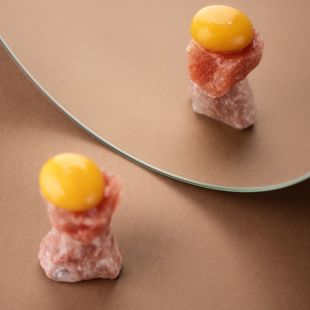 Соус, приготовленный по технологии обратной сферификации, из меню Performance food