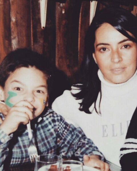 Акын акынозю в детстве с мамой Оzlem Аkinozu