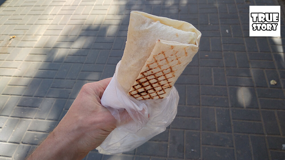 Купил шаурму в армянском киоске. Показываю, сколько мяса мне положили за 135 рублей
