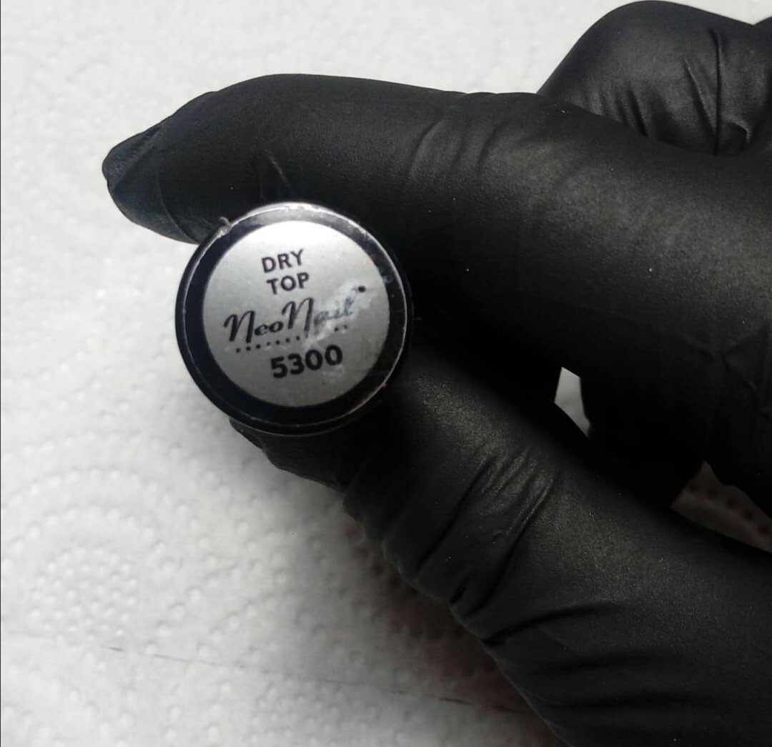 Мягкой щеткой смахнула остатки втирки, еюнанесла топ без липкого слоя. Мой любимчик-нео нейл. Не сушим! 