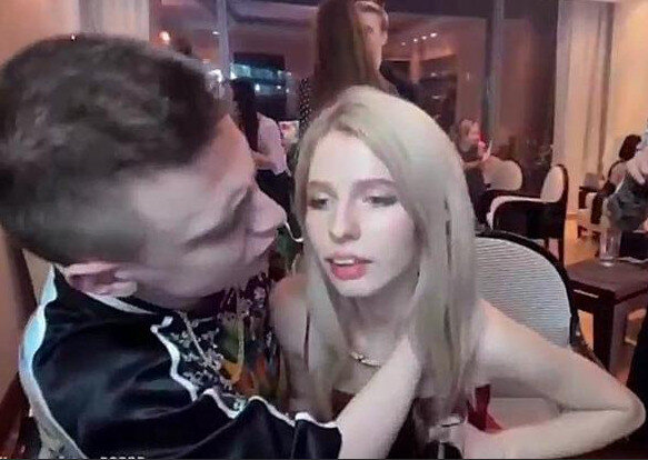 Андрей Бурим, более известный как Mellstroy
А сегодня стало известно, что с 21-летнего блогера, зарабатывающего себе славу столь скандальным образом, взяли подписку о невыезде в рамках заведенного уголовного дела по статье 116 УК РФ «Побои». Согласно ей, Андрею может грозить тюрьма сроком до двух лет.«Сидя за столом перед камерой, имея умысел на причинение вреда здоровью Алене Ефремовой, сидящей рядом с ним на соседнем стуле, Бурим беспричинно, из хулиганских побуждений, сопровождая свои действия нецензурной бранью, схватил девушку левой рукой за шею, притянул к себе, после чего более двух раз ударил лицом о поверхность стола, на котором была установлена видеокамера, в результате чего причинил Ефремовой, согласно справке, закрытую черепно-мозговую травму, сотрясение мозга, ушибы мягких тканей левой скуловой области, мягких тканей шейного и грудного отделов позвоночника», — поделился со СМИ источник в правоохранительных органах.Бурим жесткого поиздевался над блондинкой во время прямого эфира на YouTube
Напомним, вопиющий инцидент с избиением девушки произошел в одной из башен элитного жилого комплекса «Москва-Сити».