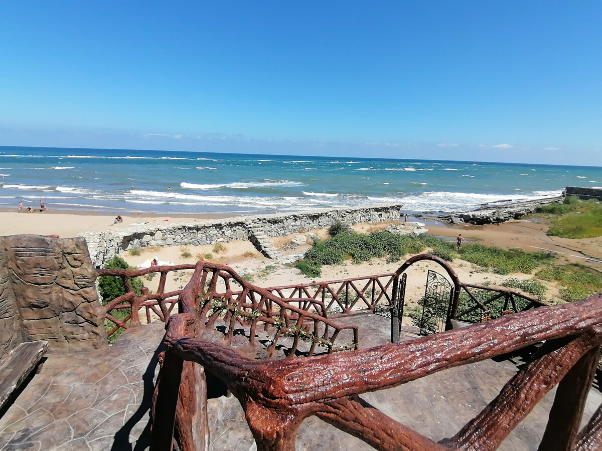 Вид на Каспийское море с террасы ресторана в Избербаше. Фото из архива автора.