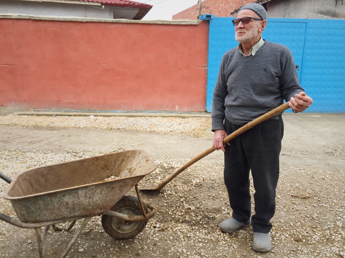 Местный дедушка при виде иностранцев давай рассказывать басни